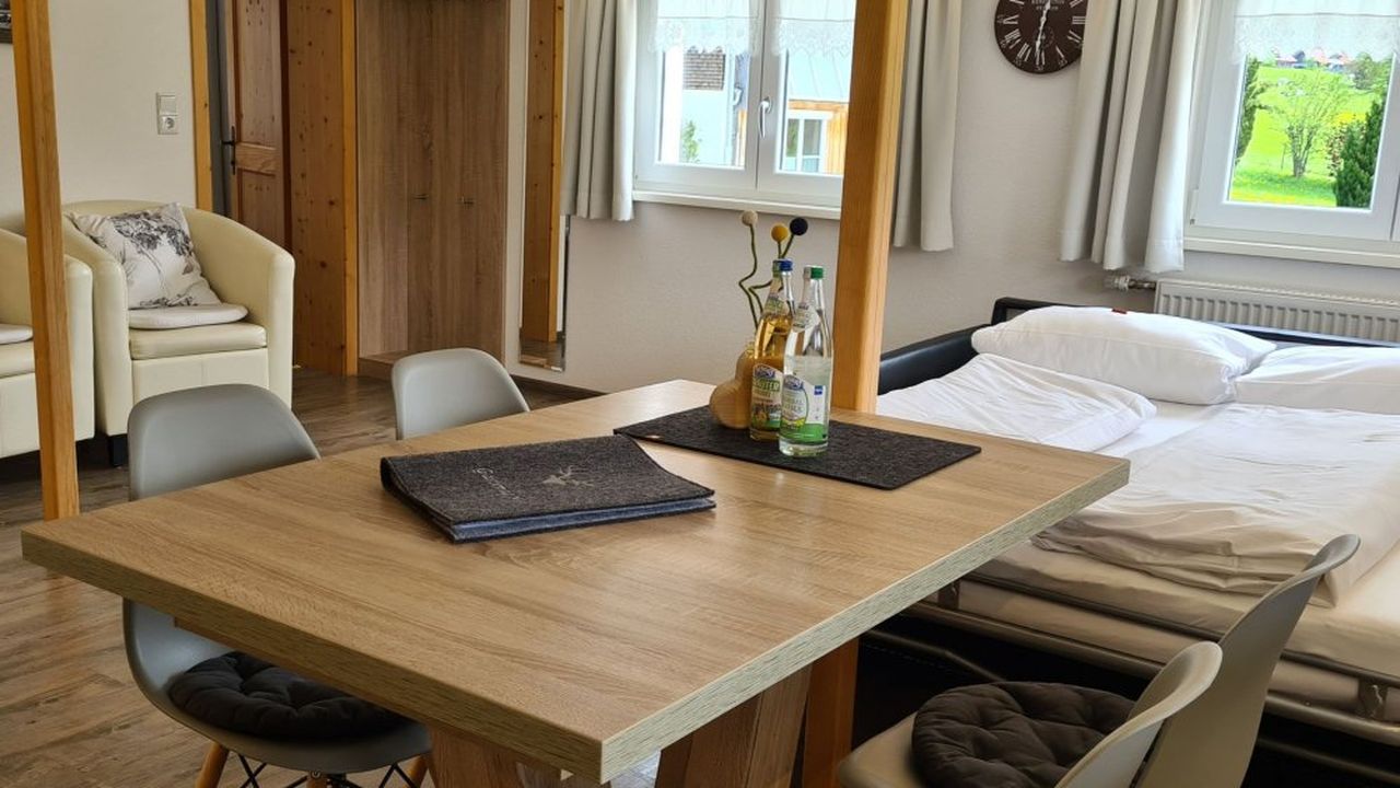 Esstisch in der Wohnküche mit ausgezogenem Schlafsofa Esstisch in der Wohnküche mit ausgezogenem Schlafsofa